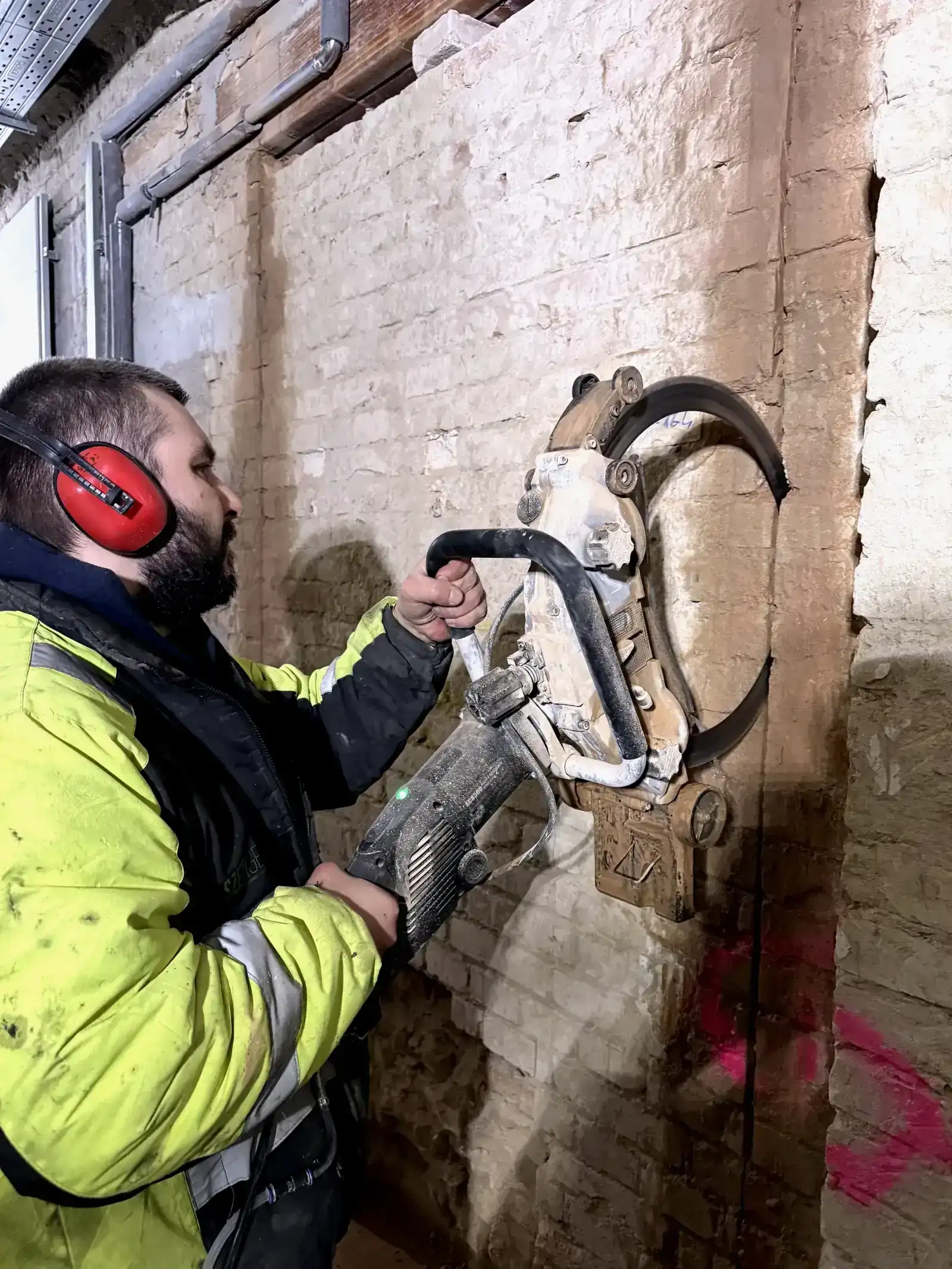 Falvágás ipari gyűrűs géppel