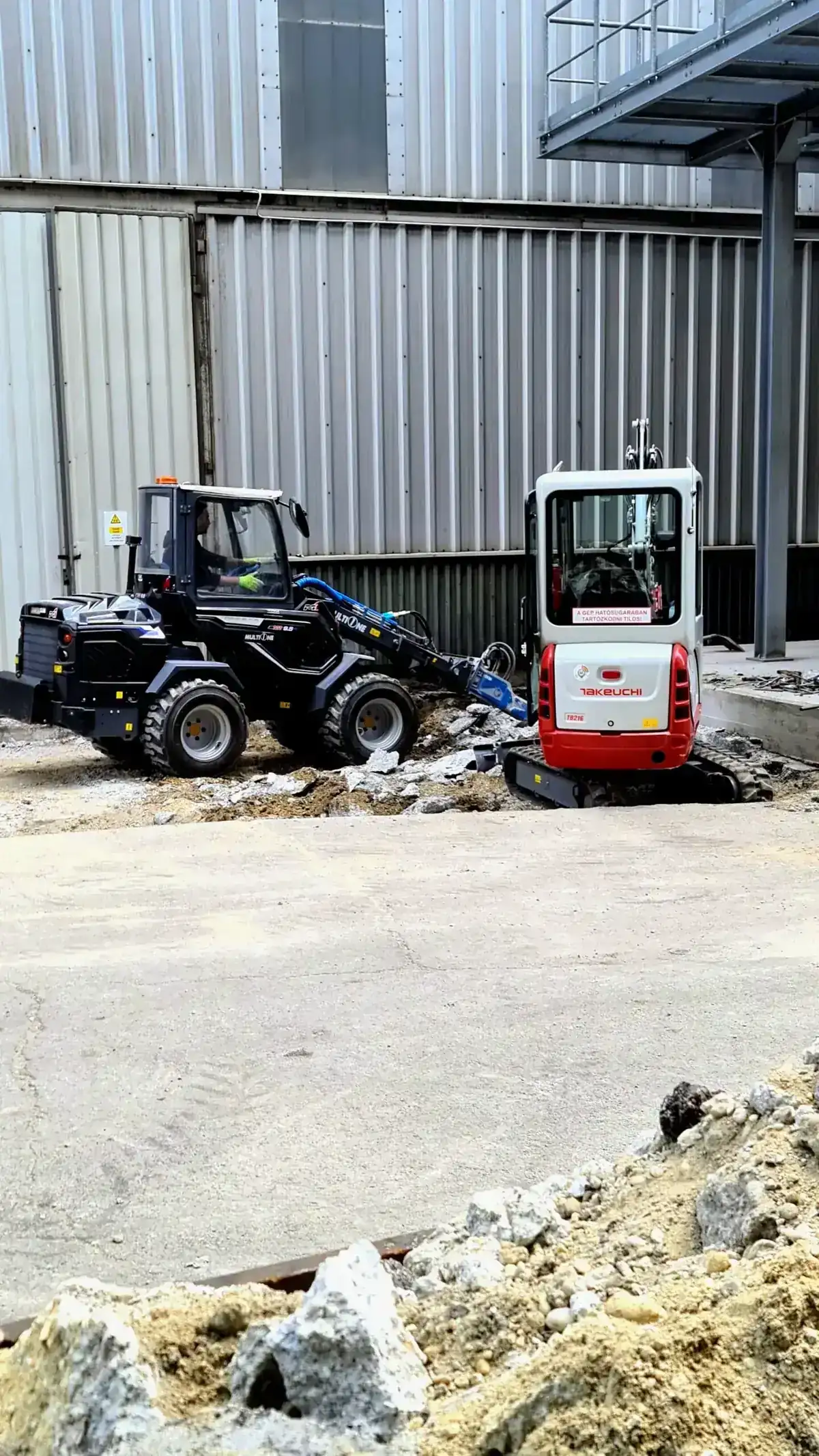 Bontás és gépi törés helyszínen