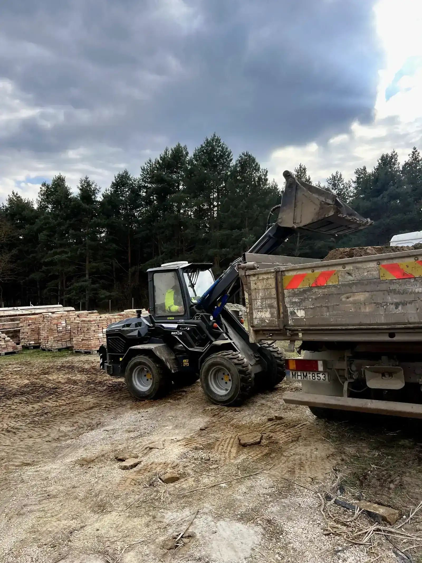 Teherkocsi rakodás szűk helyen